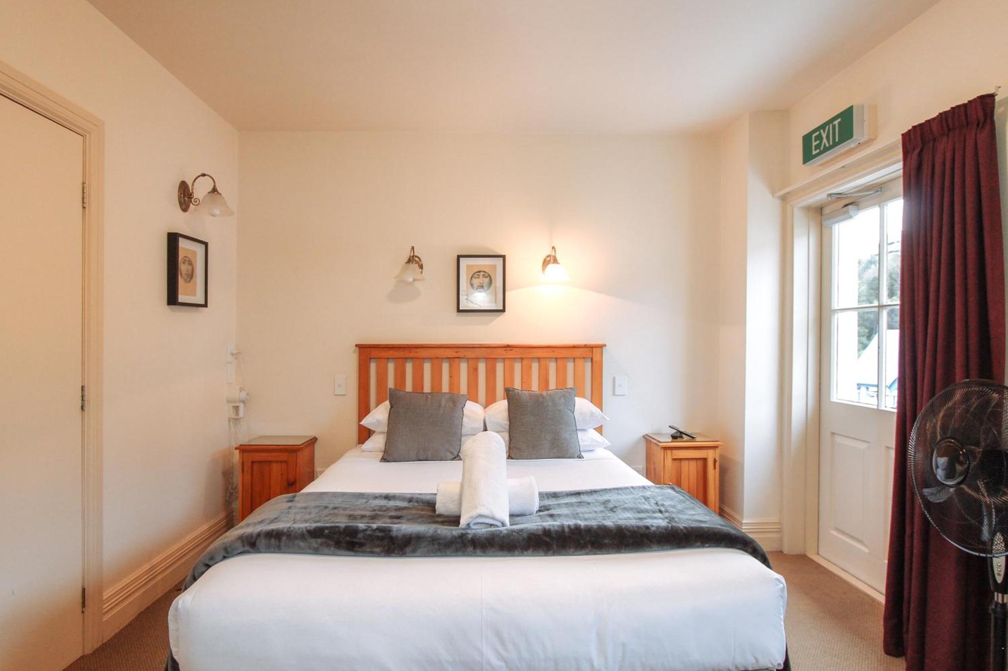 The Grand Hotel & Bar - Akaroa Luaran gambar